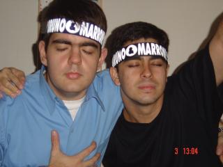 Foto do Maca e do Zeto com a faixa 'Bruno e Marrone' na cabeça